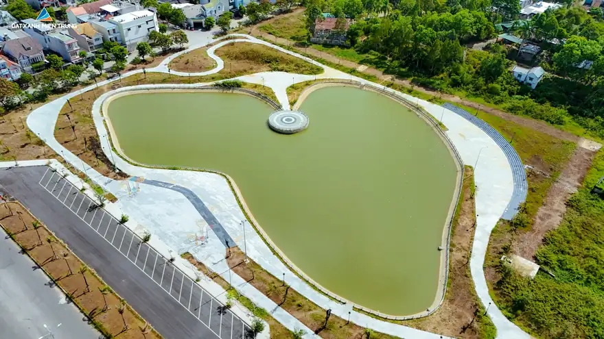 Hồ điều hoà và đài phun nước trong khu quy hoạch